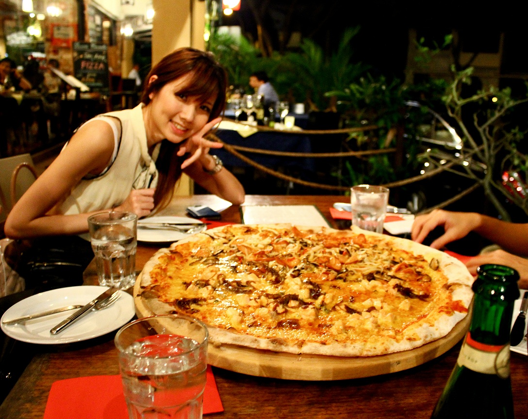 Pepperoni Pizzeria Xxl 21 Inch Pizzas Table For Three
